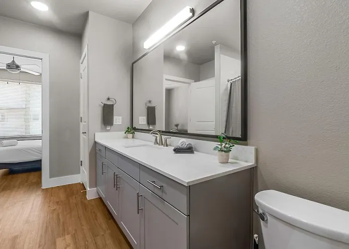 Attractive 2bd 2ba W Beautiful Pool In Worth Apartment