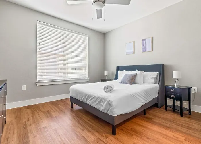 Apartment Attractive 2bd 2ba W Beautiful Pool In Worth