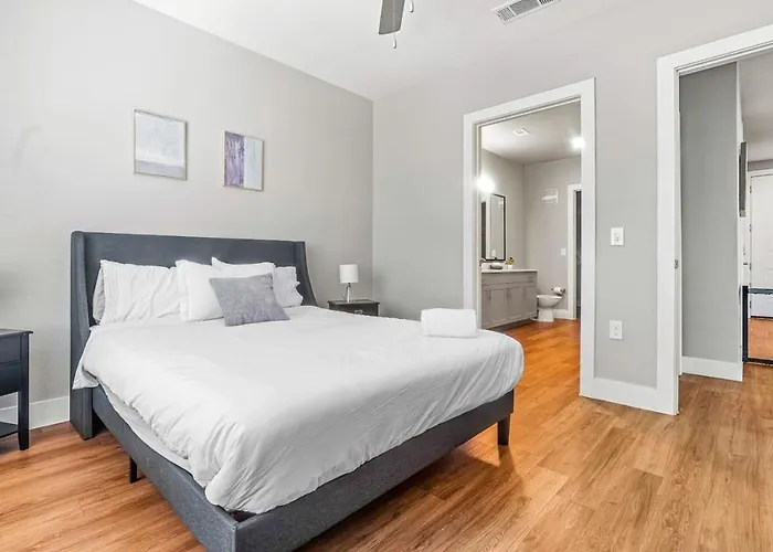 Apartment Attractive 2bd 2ba W Beautiful Pool In Worth *