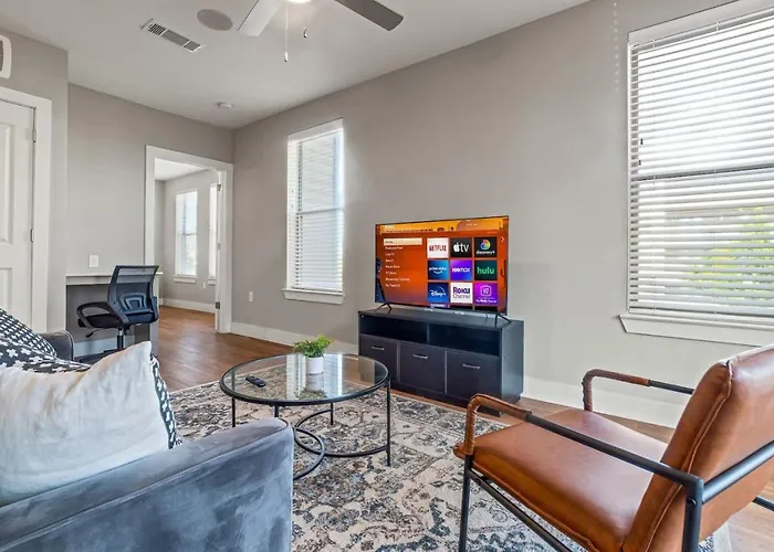 Attractive 2bd 2ba W Beautiful Pool In Worth Apartment *