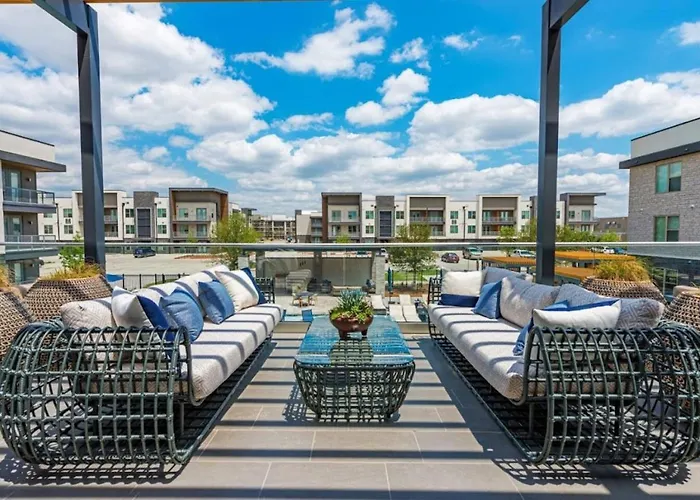 Attractive 2bd 2ba W Beautiful Pool In Worth Apartment