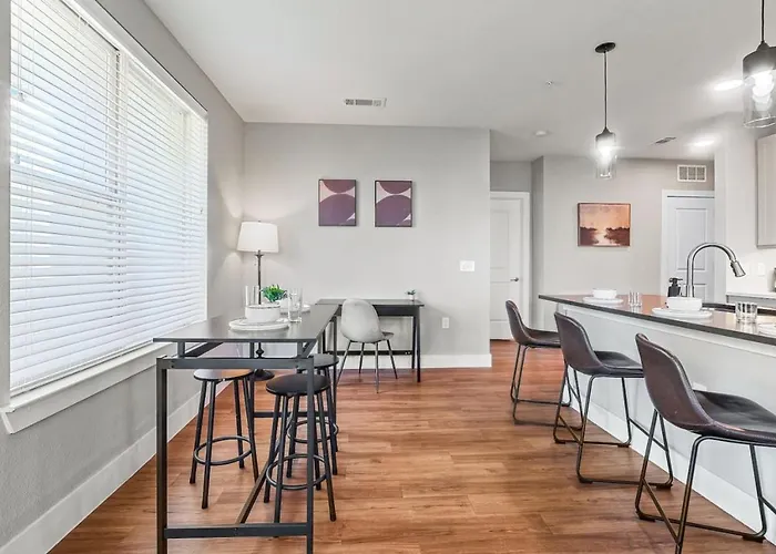 Attractive 2bd 2ba W Beautiful Pool In Worth Apartment *