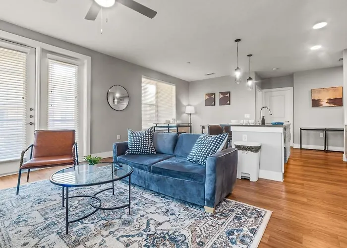 Attractive 2bd 2ba W Beautiful Pool In Worth *