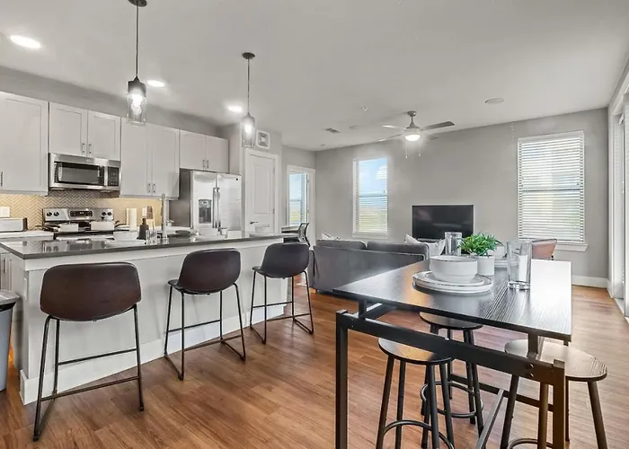 Attractive 2bd 2ba W Beautiful Pool In Worth