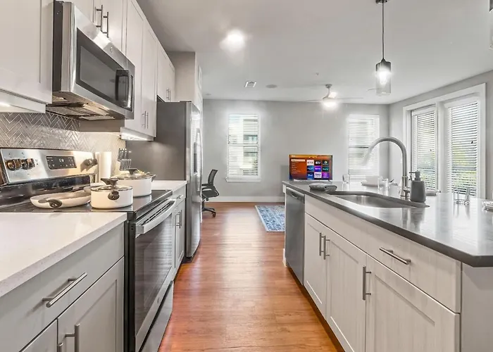 Attractive 2bd 2ba W Beautiful Pool In Worth Apartment